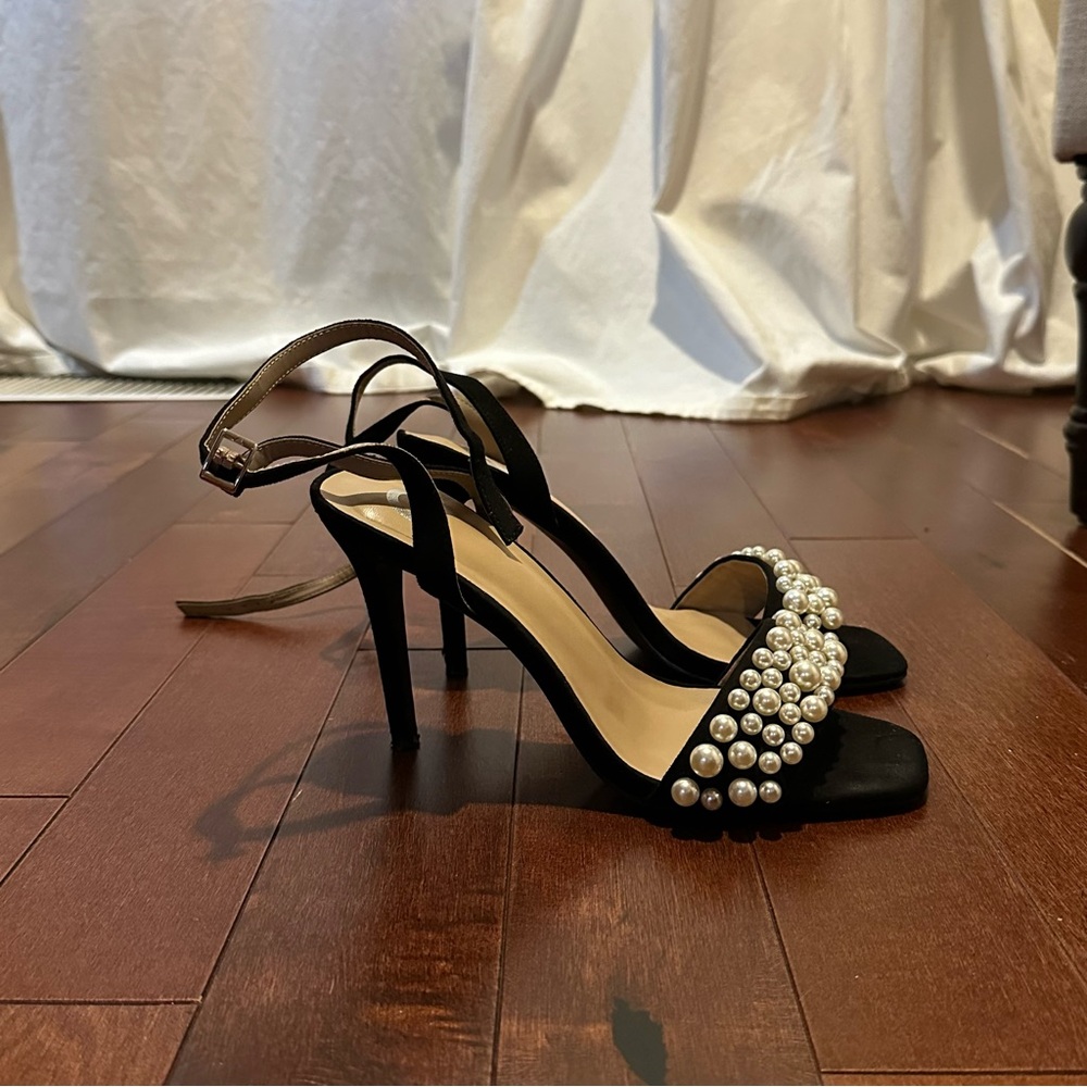 Journee Collection Pearl Black Heels - Picture 2 of 8